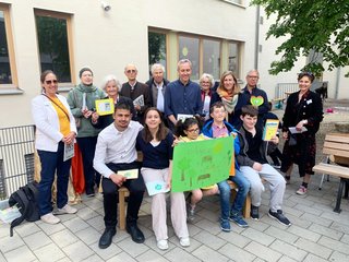 Einweihung mit Parkbank-Paten Einweihung mit Parkbank-Paten