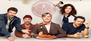 die Schauspieler rund um Hape Kerkeling mit einem Teller voller Bratwürste fünf Menschen und eine Bratwurst
