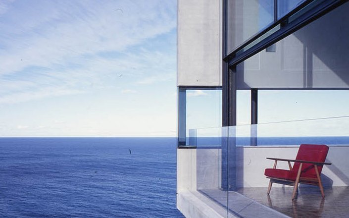 freistehender Teil des Holman House, das bei Sydney in einer Höhe von rund 70 Metern auf einem Felsen über das Meer ragt