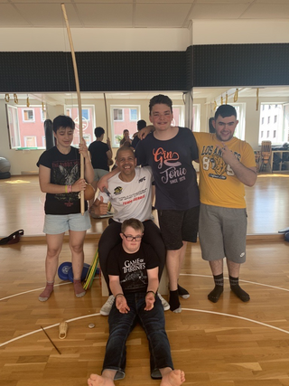 Spaß und Bewegung beim brasilianischen Kampftanz Spaß und Bewegung beim brasilianischen Kampftanz