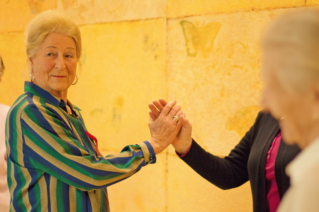 Ältere Dame beim Tanzen