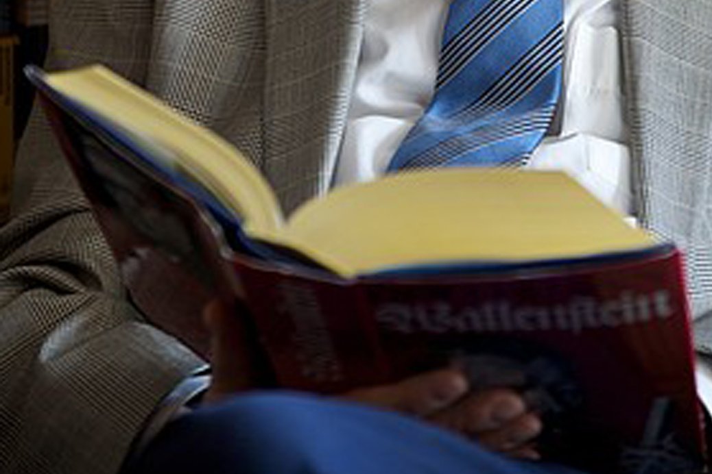 Literatur aufgeschlagenes Buch auf dem Schoß eines Mannes