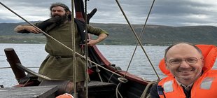 Porträtfoto des Referenten Pehl vor See Vortrag zu den Wikingern und ihrer Kultur