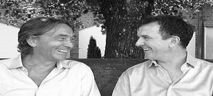 Stefan Hunstein und Bernd Lhotzky auf schwarz-weiß Foto zwei Männer