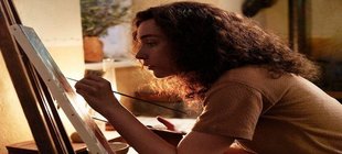 Leonora im Morgenlicht Eine Frau zeichnet mit Pinsel auf einer Leinwand