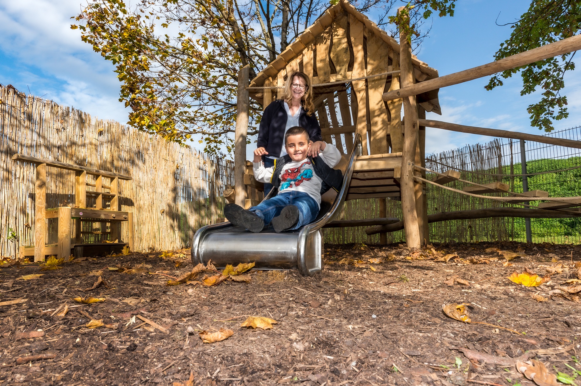 Augustinum Spenden Slider 3 Ein Junge rutscht die Rutsche runter