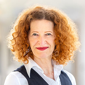 Iris Haugg, Kulturreferentin Porträtaufnahme von Iris Haugg, Kulturreferentin im Augustinum Kleinmachnow