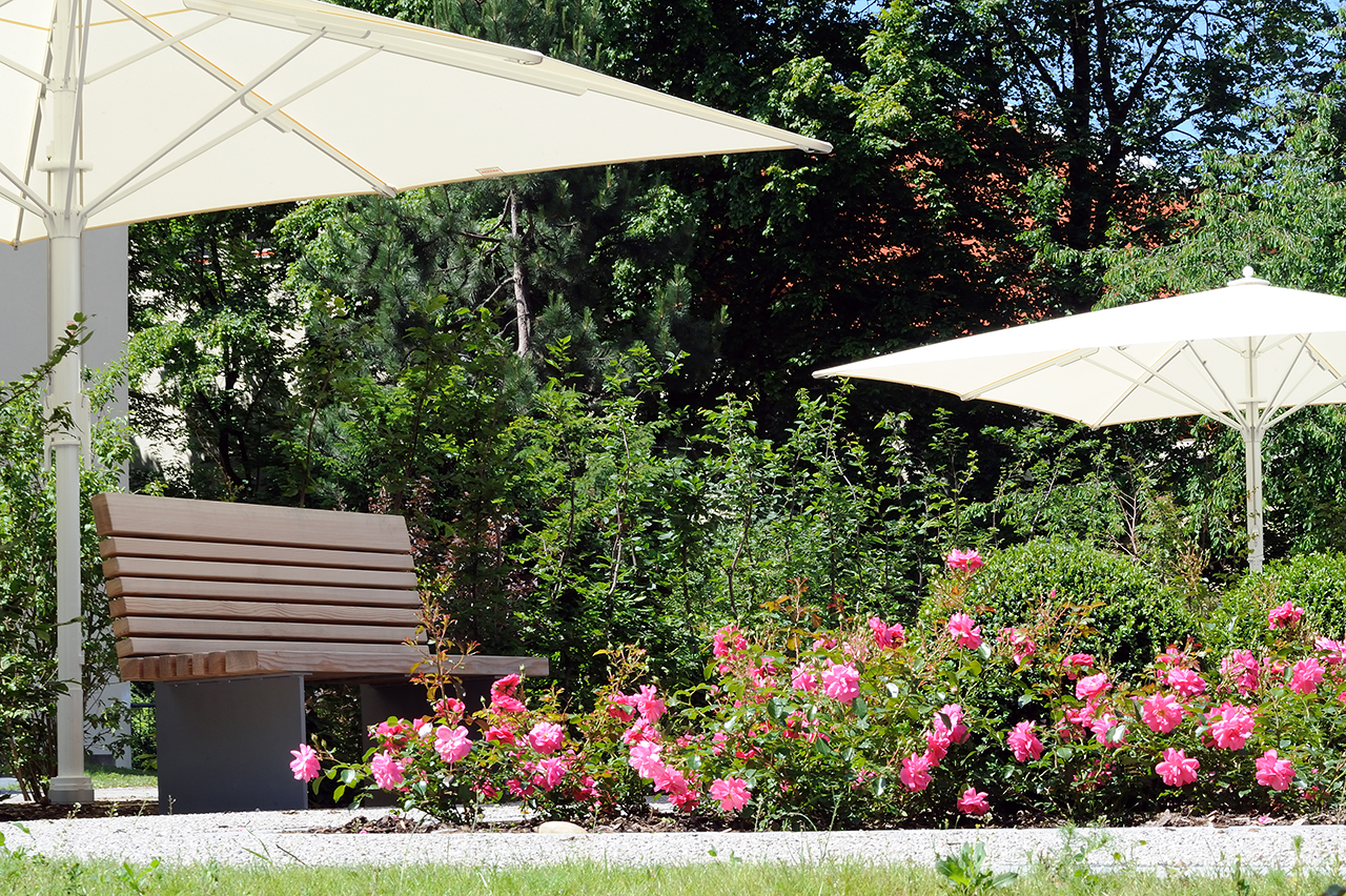 Leistungen und Kosten im Augustinum München-Neufriedenheim Bank im Garten der Seniorenresidenz Augustinum München-Neufriedenheim