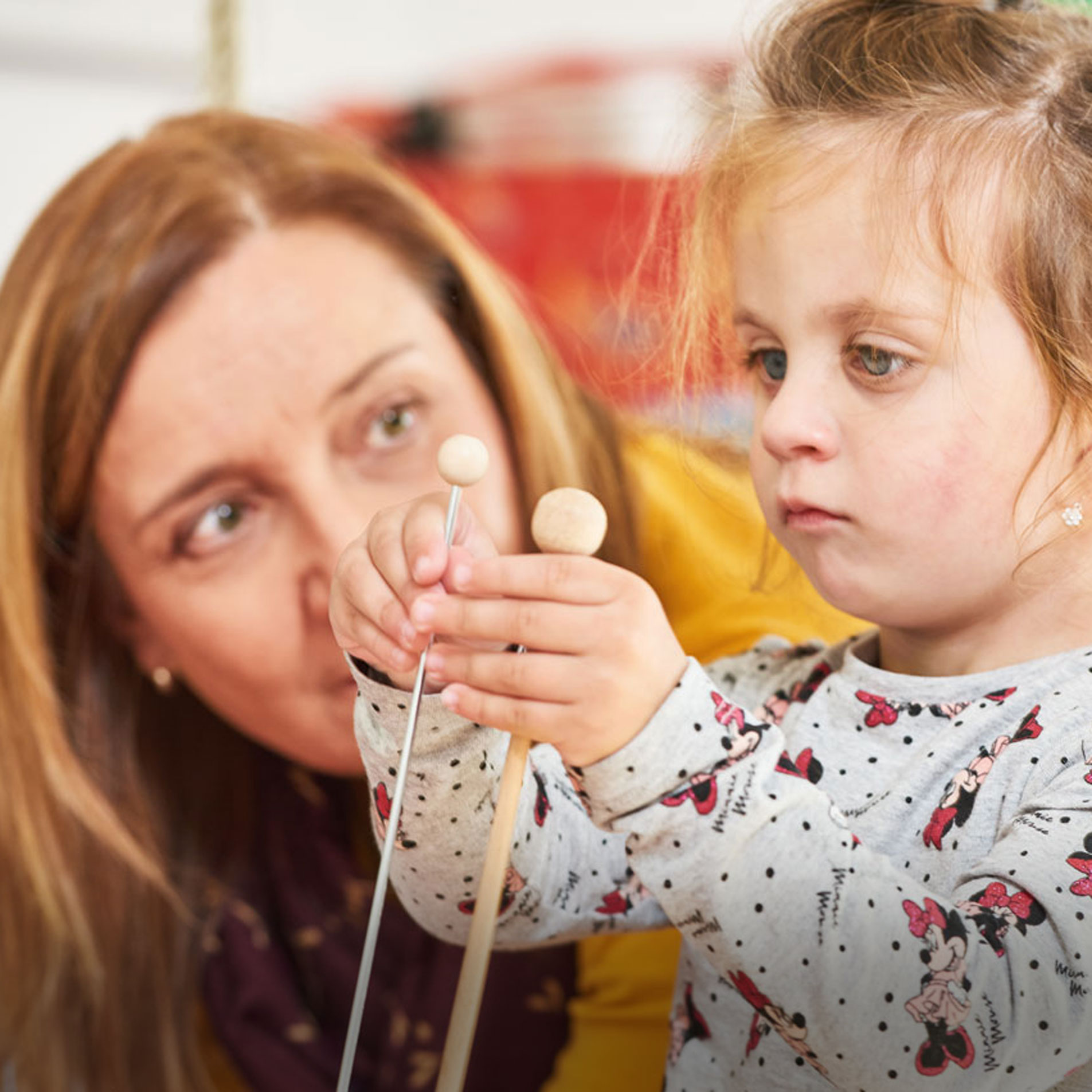 Die Augustinum Stiftung Eine Augustinum-Mitarbeiterin unterstützt ein Mädchen