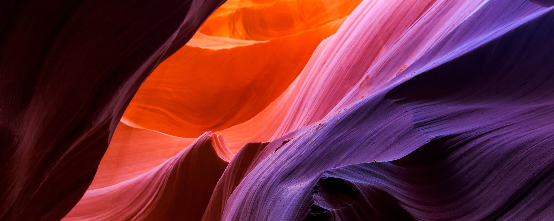 Höhle, die Wände reflektieren das Licht, das von oben kommt Eine Höhle, deren Wände von oben kommendes Licht reflektieren