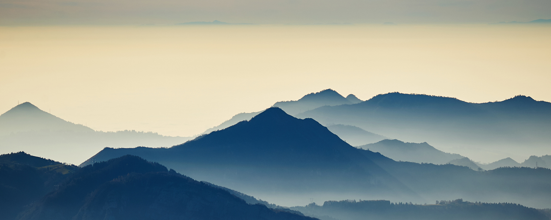 Berggipfel in fahlem Licht Berggipfel bei trübem Licht