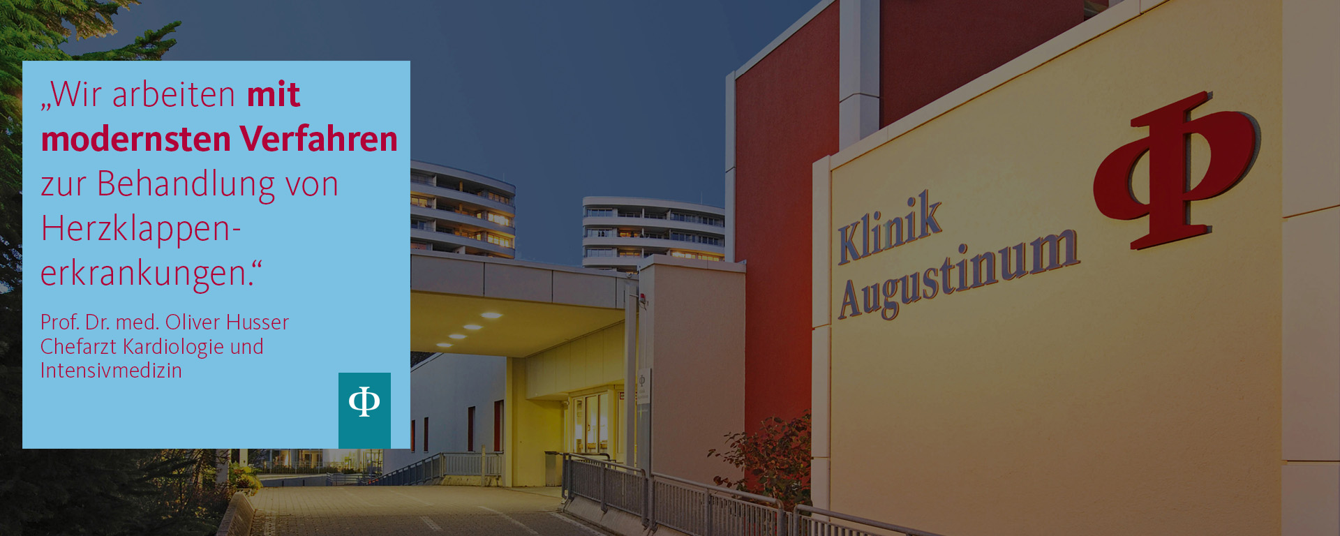 Augustinum Klinik Kardiologie und Intensivmedizin Der Eingang zur Augustinum Klinik mit einem Zitat von Dr. Oliver Husser, Chefarzt der Abteilung: "Wir arbeiten mit modernsten Verfahren zur Behandlung von Herzklappenerkrankungen"