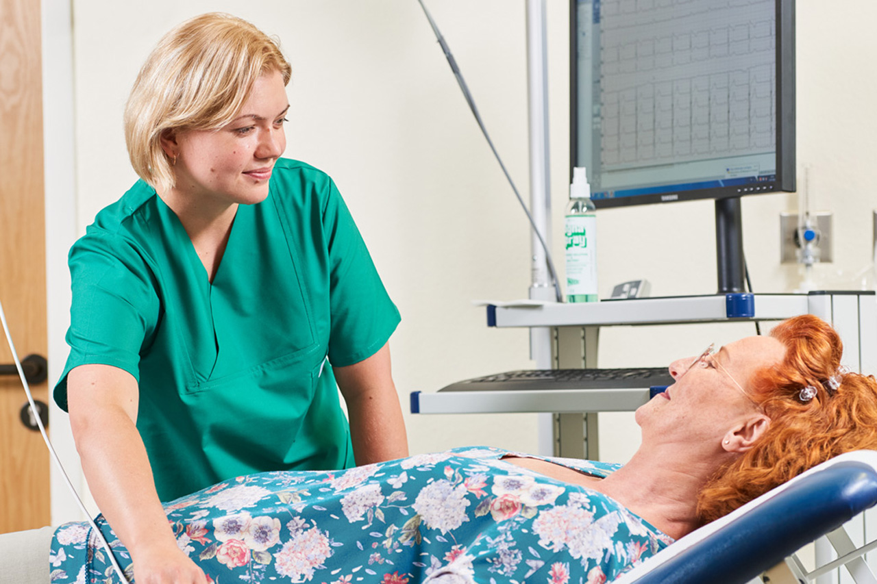 Augustinum Klinik München Pflege und Betreuung Eine Mitarbeiterin der Augustinum Klinik betreut eine Patientin