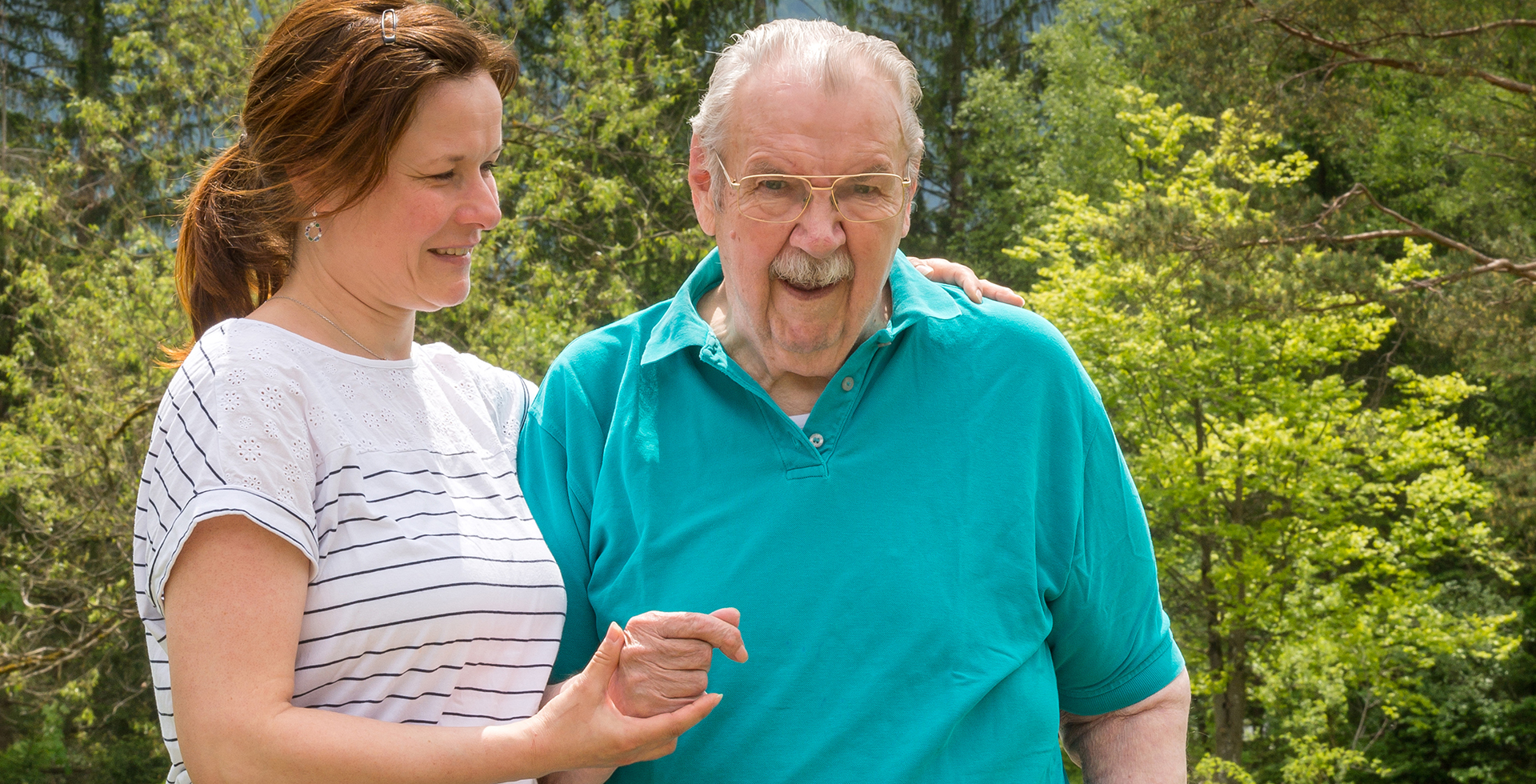 Augustinum Berchtesgadener Land Berufsfachschule Betreuungsassistent Eine Frau betreut einen Senior