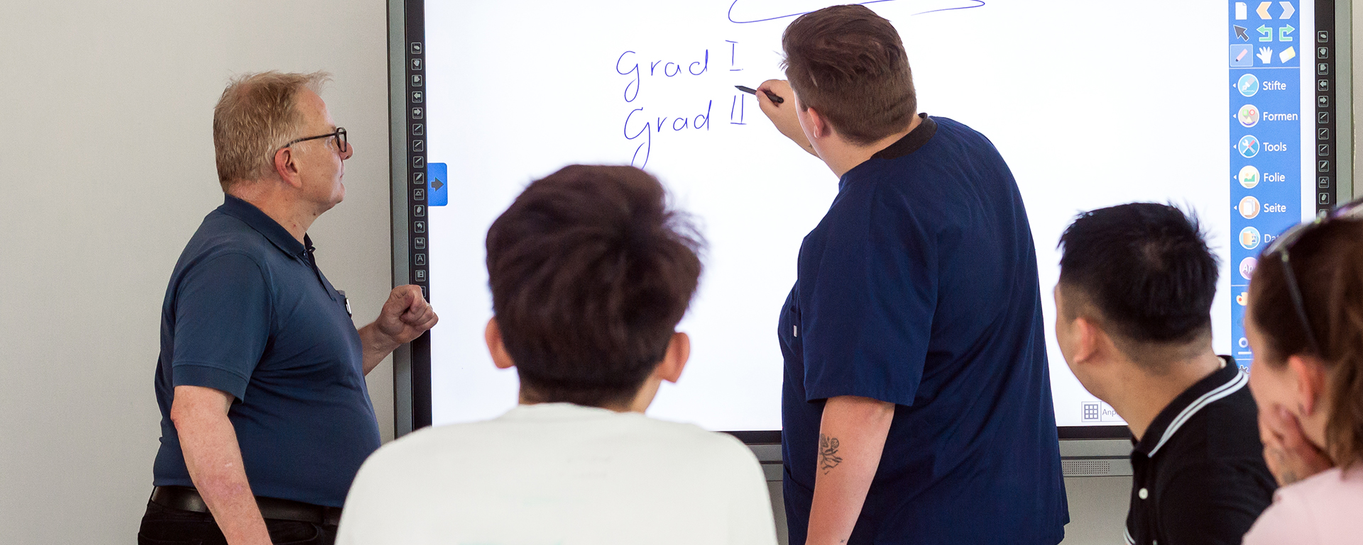 Augustinum Berchtesgadener Land Berufsfachschule Ein Schüler schreibt bei einem Kurs der Berufsfachschule für Pflege etwas an die Tafel