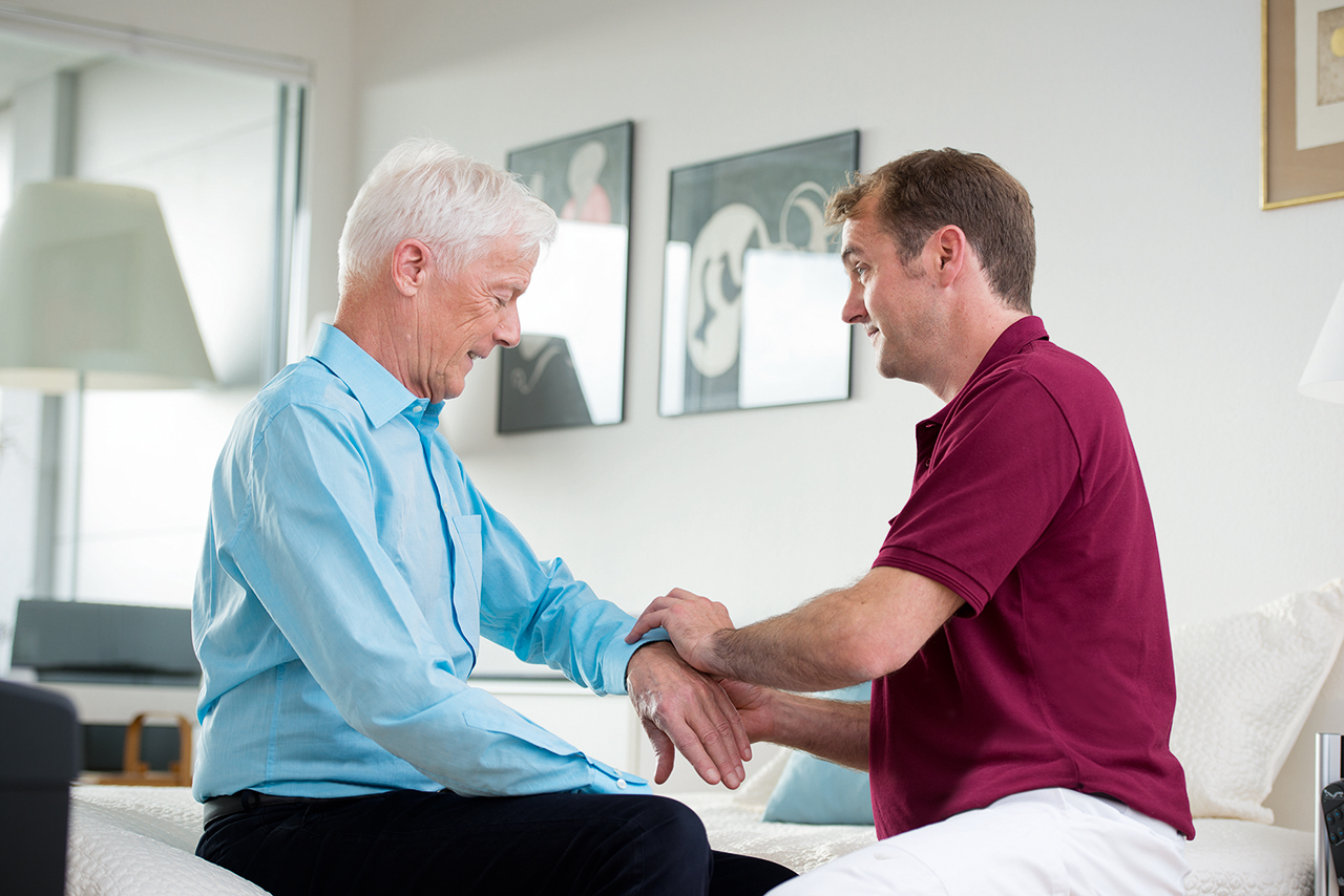 Augustinum Berchtesgadener Land Stationäre Pflege Ein Pfleger pflegt einen Senior