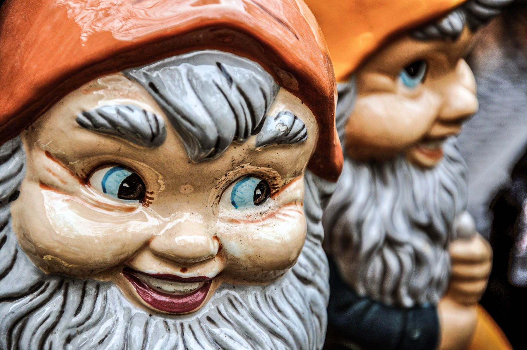 Gesichter von zwei Gartenzwergen