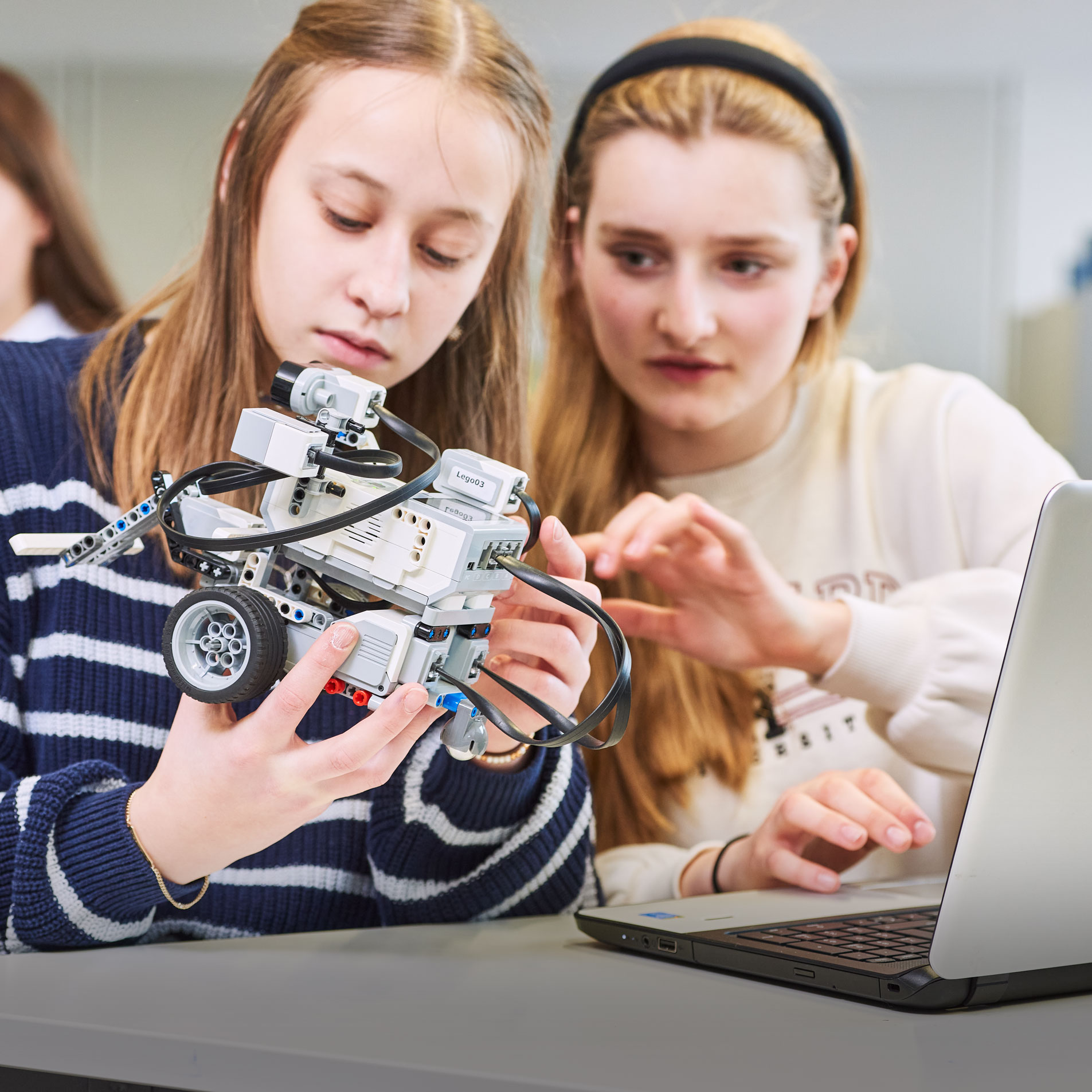 Samuel-Heinicke-Realschule Zwei Schülerinnen der Samuel-Heinicke-Realschule bei einem Robotik-Kurs