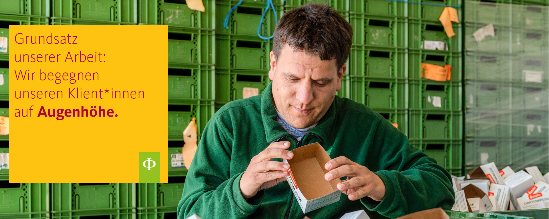 Kresseverpackung Ein Klient der Augustinum Gärtnerei Hollern faltet Verpackungsmaterial