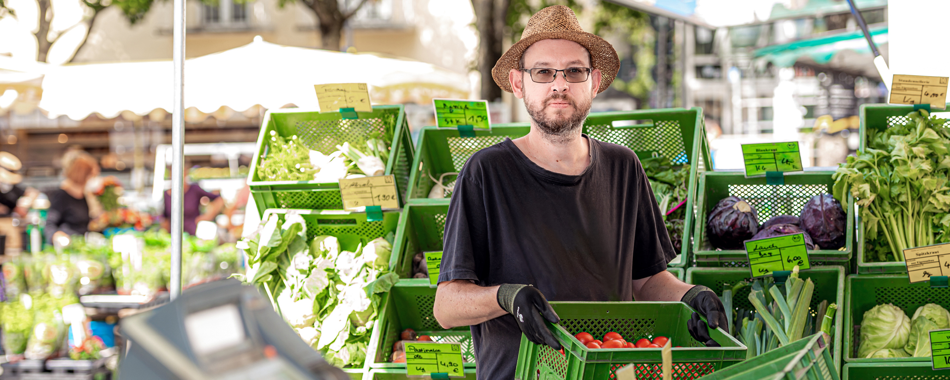Marktverkauf Ein Klient der Augustinum Gärtnerei Hollern verkauft Ware auf dem Markt