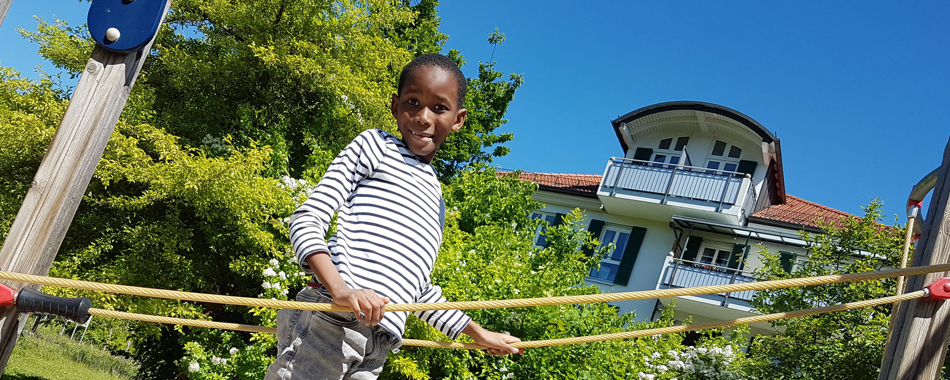 Seilbrücke Schüler der Otto-Steiner-Schule auf einer Spielplatzbrücke