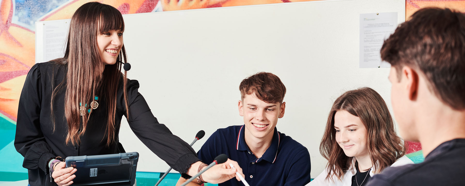 Unterricht mit Höranlage Eine Lehrerin der Samuel-Heinicke-Fachoberschule erklärt den Schüler*innen den Unterrichtsstoff