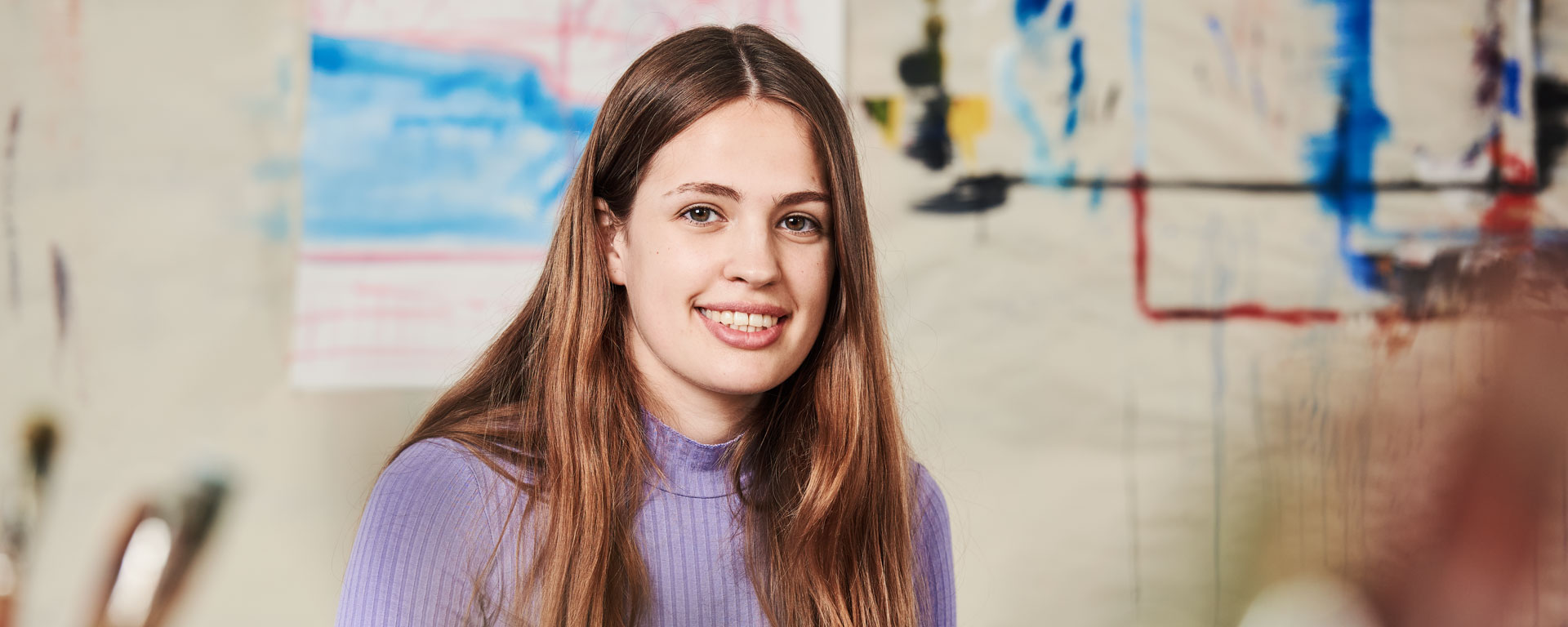 Schülerin der Samuel-Heinicke-Fachoberschule Schülerin der Samuel-Heinicke-Fachoberschule im Kunstunterricht