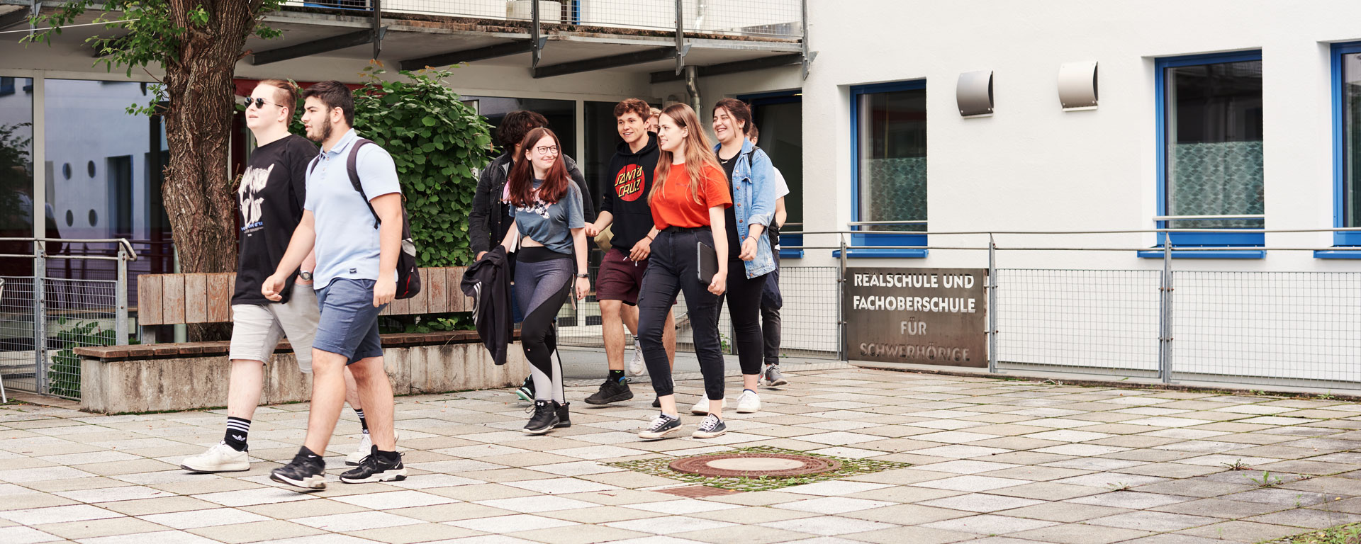 Pausenhof Schüler*innen der Samuel-Heinicke-Fachoberschule im Pausenhof