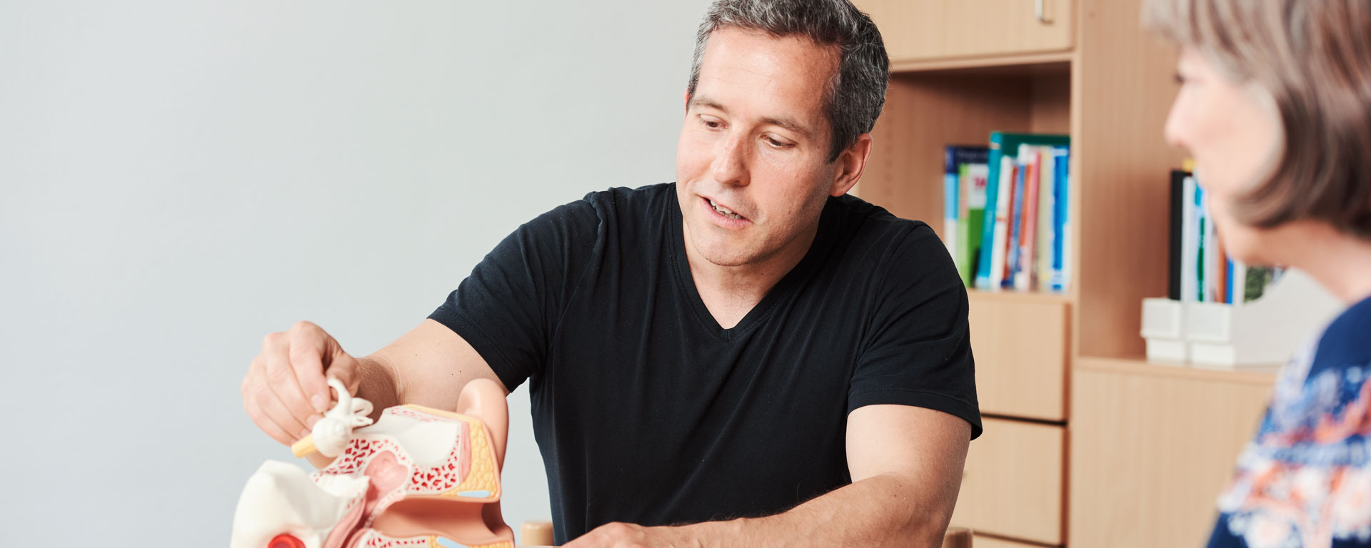 Beratungsangebot Ein Mitarbeiter der Samuel-Heinicke-Fachoberschule erklärt mit Hilfe eines anatomischen Modells des Gehörgangs eine Beeinträchtigung des Hörens