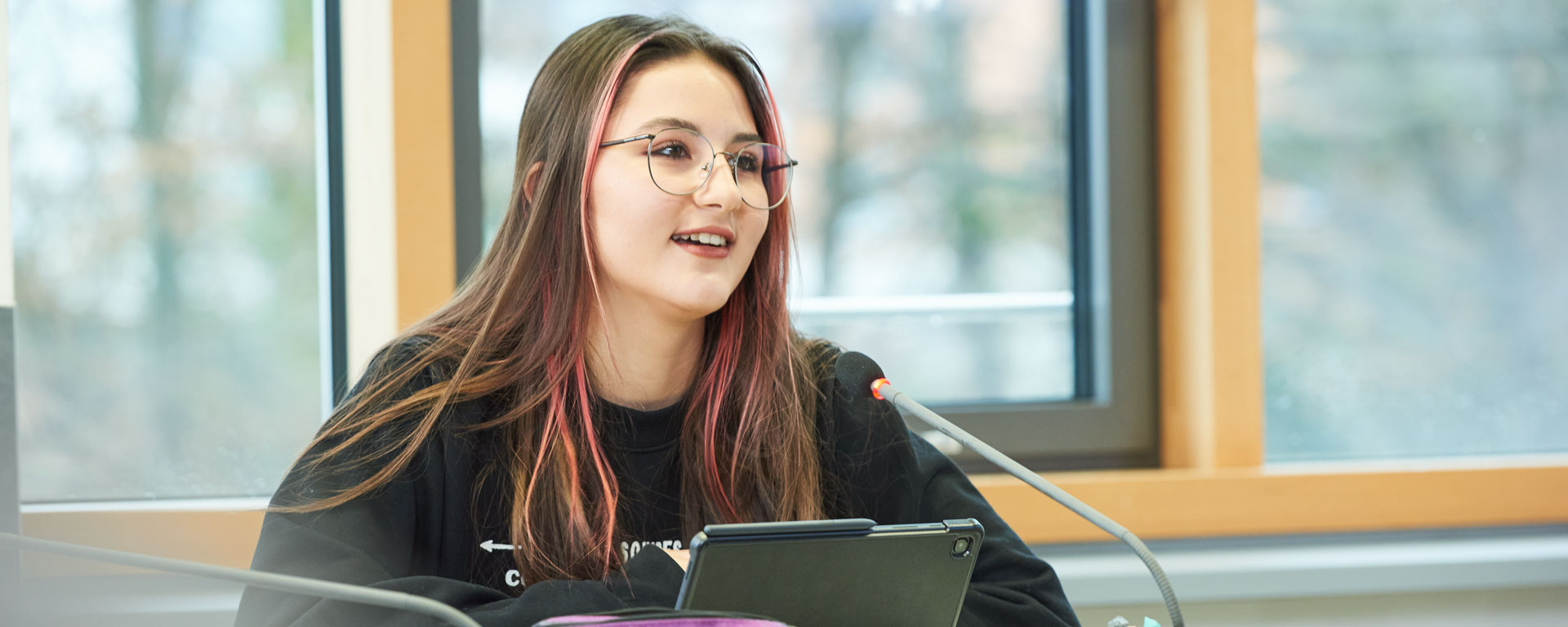 Klassenzimmer mit Höranlage Eine Schülerin der Samuel-Heinicke-Realschule spricht in das Mikrophon der Höranlage