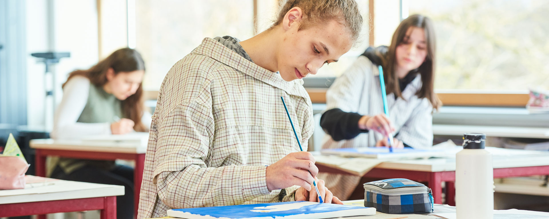 Kunstunterricht Ein Schüler der Samuel-Heinicke-Realschule malt im Kunstunterricht
