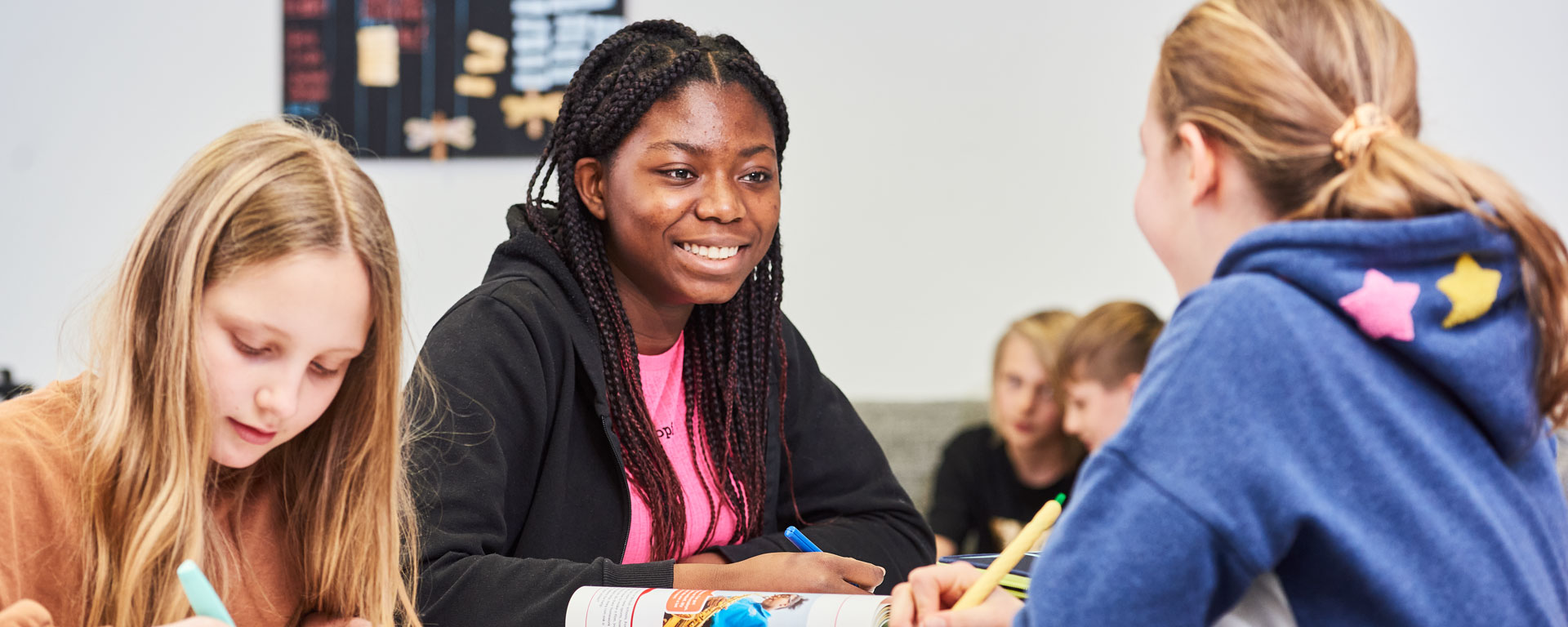 Gemeinsam lernen Schülerinnen der Samuel-Heinicke-Realschule machen gemeinsam ihre Hausaufgaben