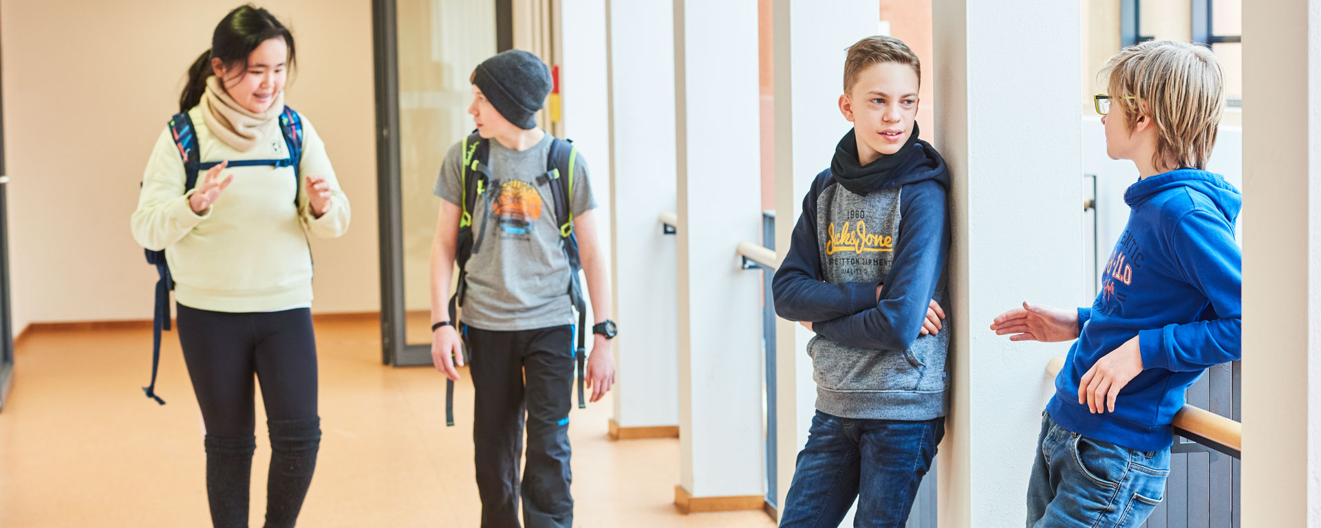 Flurgespräche Schüler*innen der Samuel-Heinicke-Realschule unterhalten sich auf dem Flur