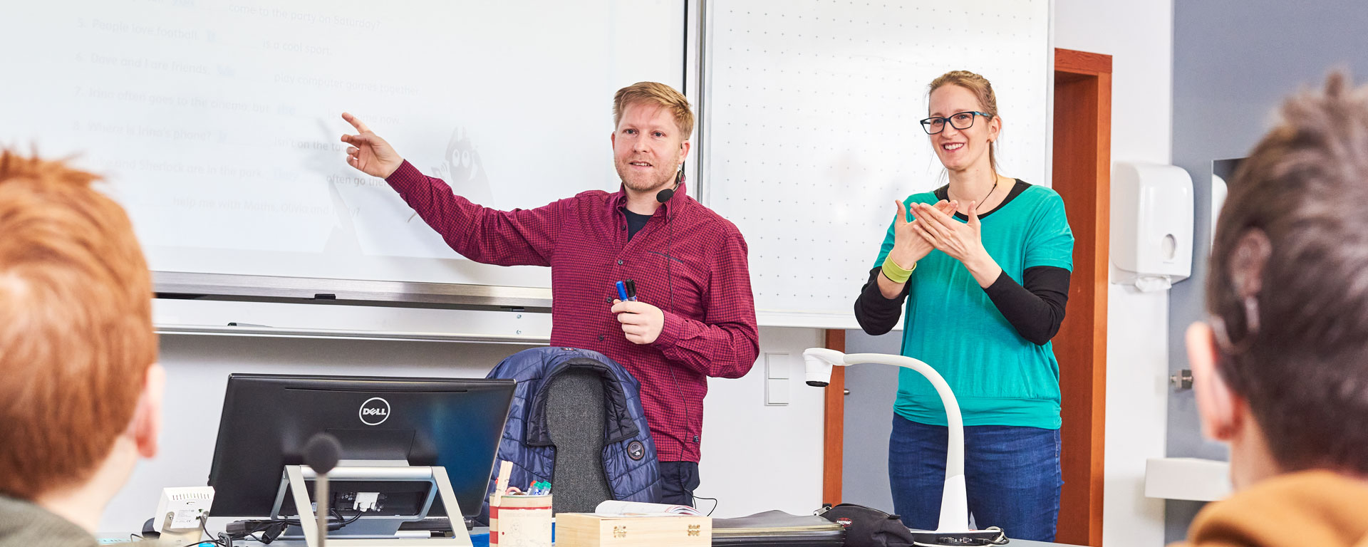 Bilingualer Unterricht Zwei Lehrer der Samuel-Heinicke-Realschule geben Englischunterricht in Laut- und in Gebärdensprache