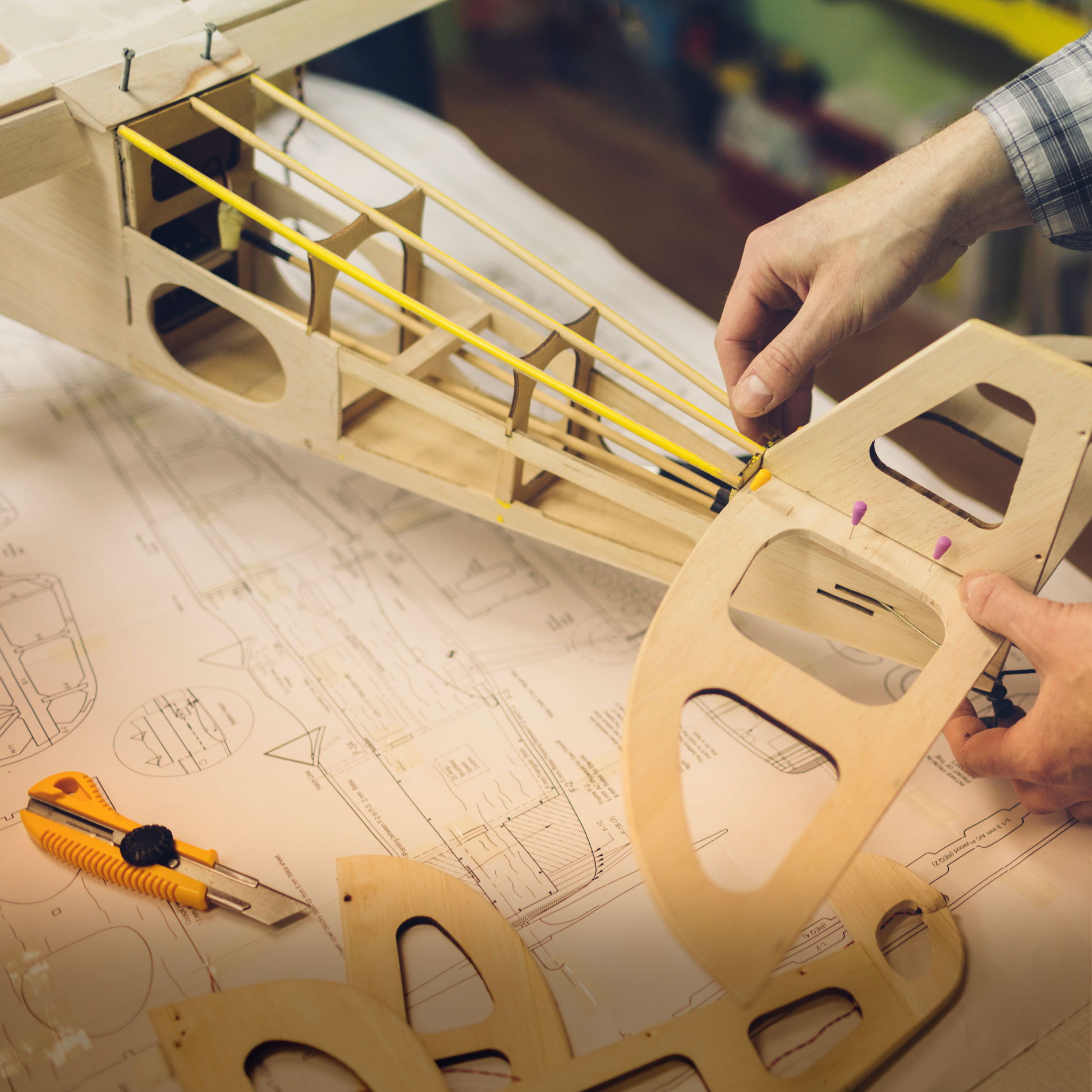 Modellflugzeugbau Eine Person baut ein Modellflugzeug