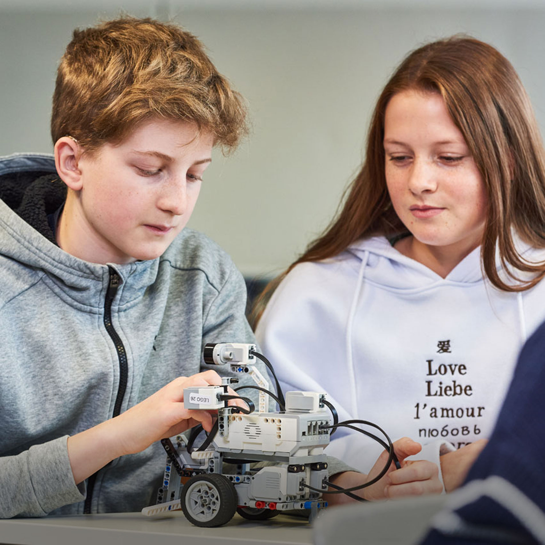 Robotik Zwei Schüler*innen im Robotik-Kurs