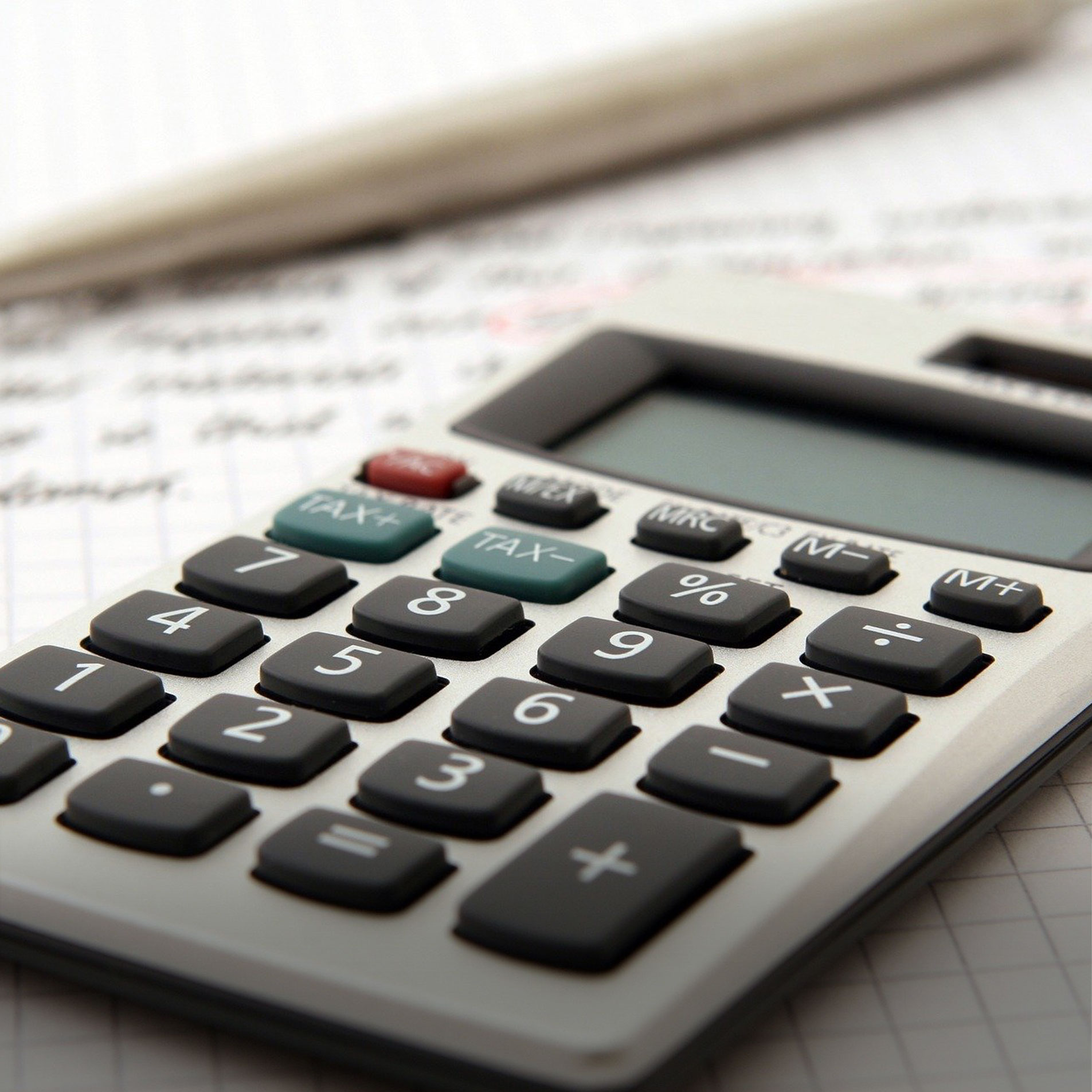 Schülerfirma Ein Taschenrechner auf einem Notizblock