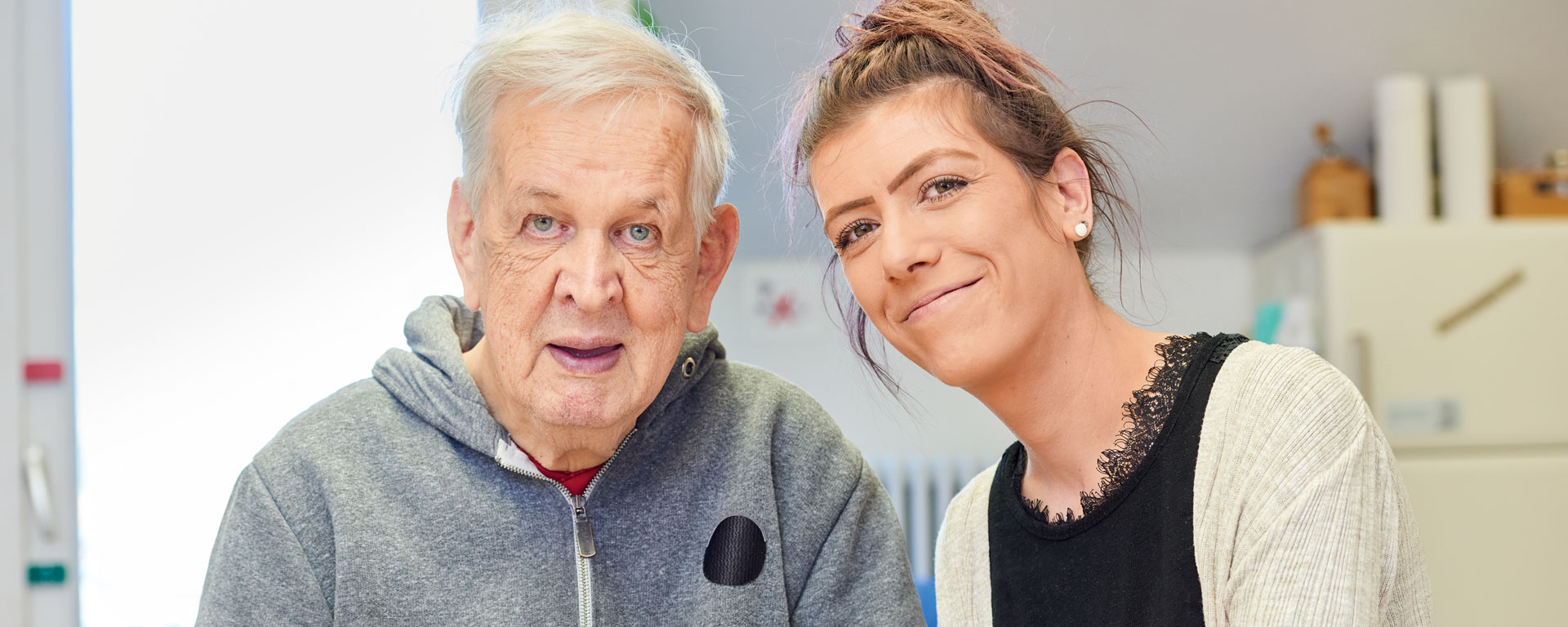 Klient mit Mitarbeiterin Ein Klient mit einer Mitarbeiterin der Augustinum Seniorentagesstätte