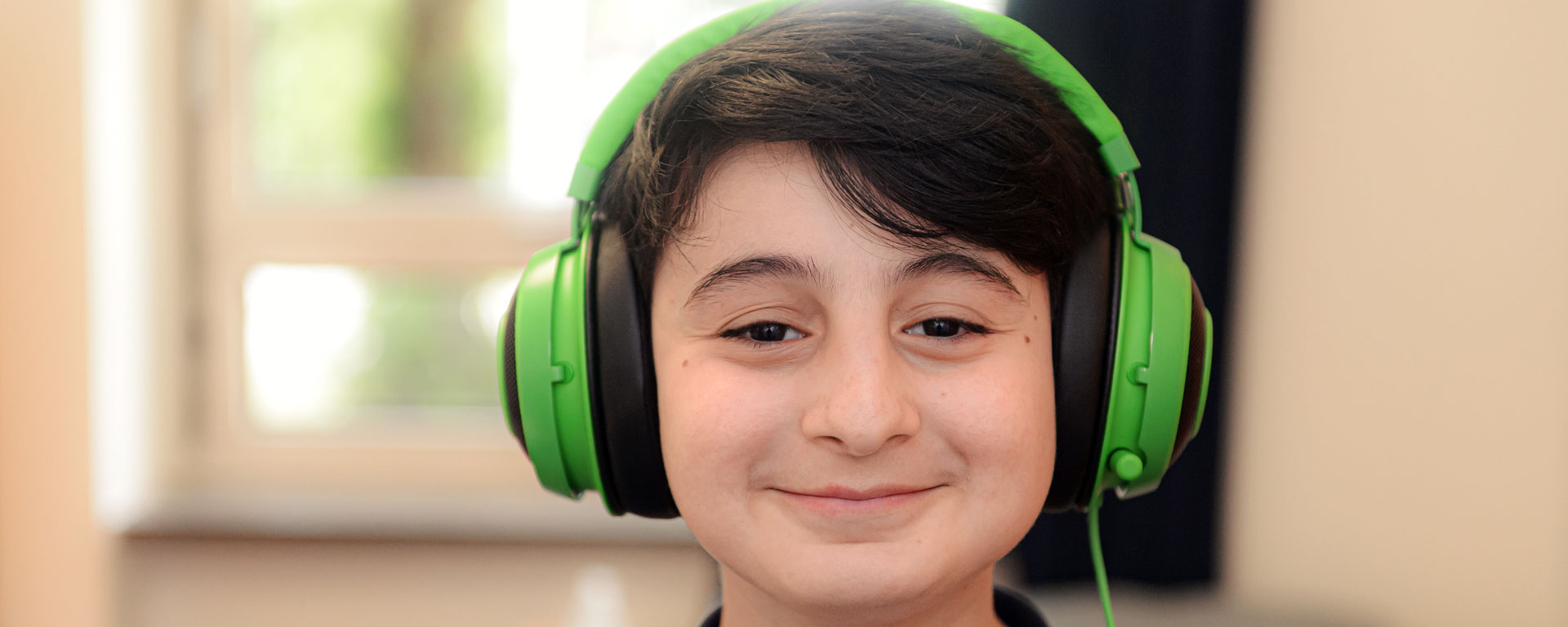 Augustinum Studienheim Slider 2 Ein Junge, der Kopfhörer trägt