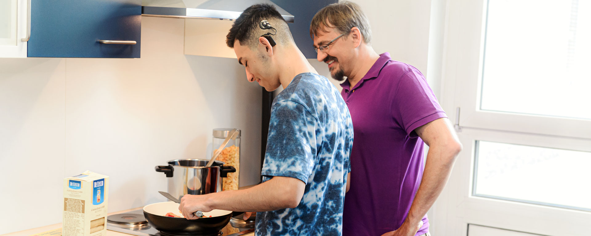 Augustinum Studienheim Wohngruppen Ein Mitarbeiter des Studienheims und ein Schüler kochen gemeinsam