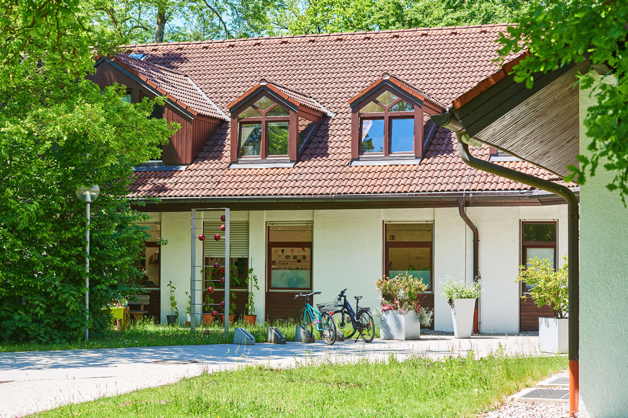 Außenansicht Augustinum Werkstatt Oberschleißheim Fahrradständer vor der Augustinum Werkstatt Oberschleißheim