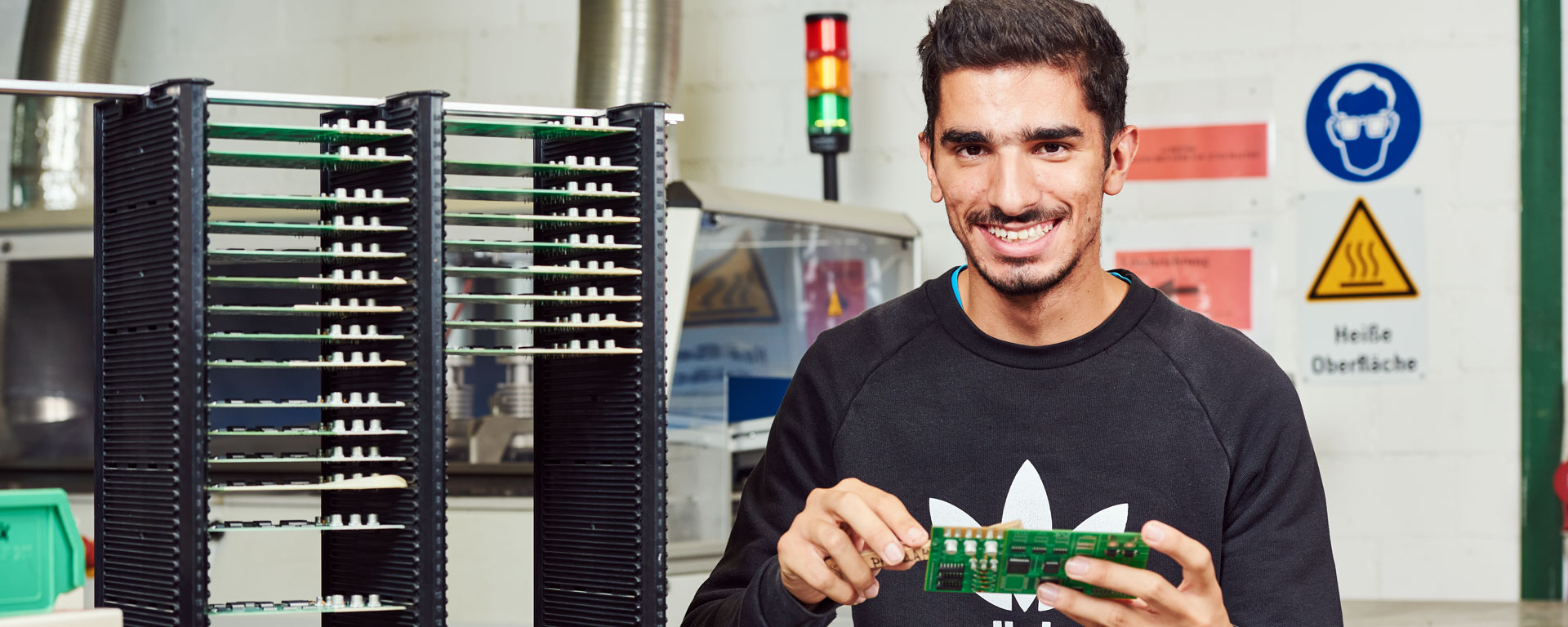 Augustinum Werkstätten Tätigkeitsbereiche Ein Mann baut eine Leiterplatte zusammen