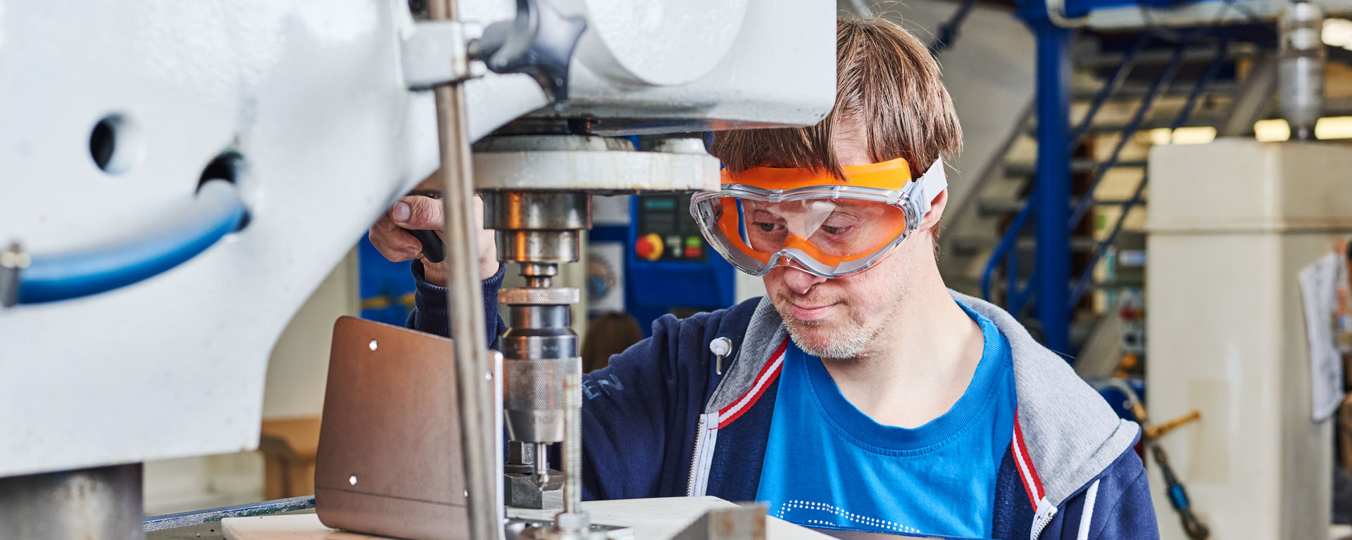 Metallverarbeitungsraum Ein Klient der Augustinum Werkstätten arbeitet im Metallverarbeitungsraum