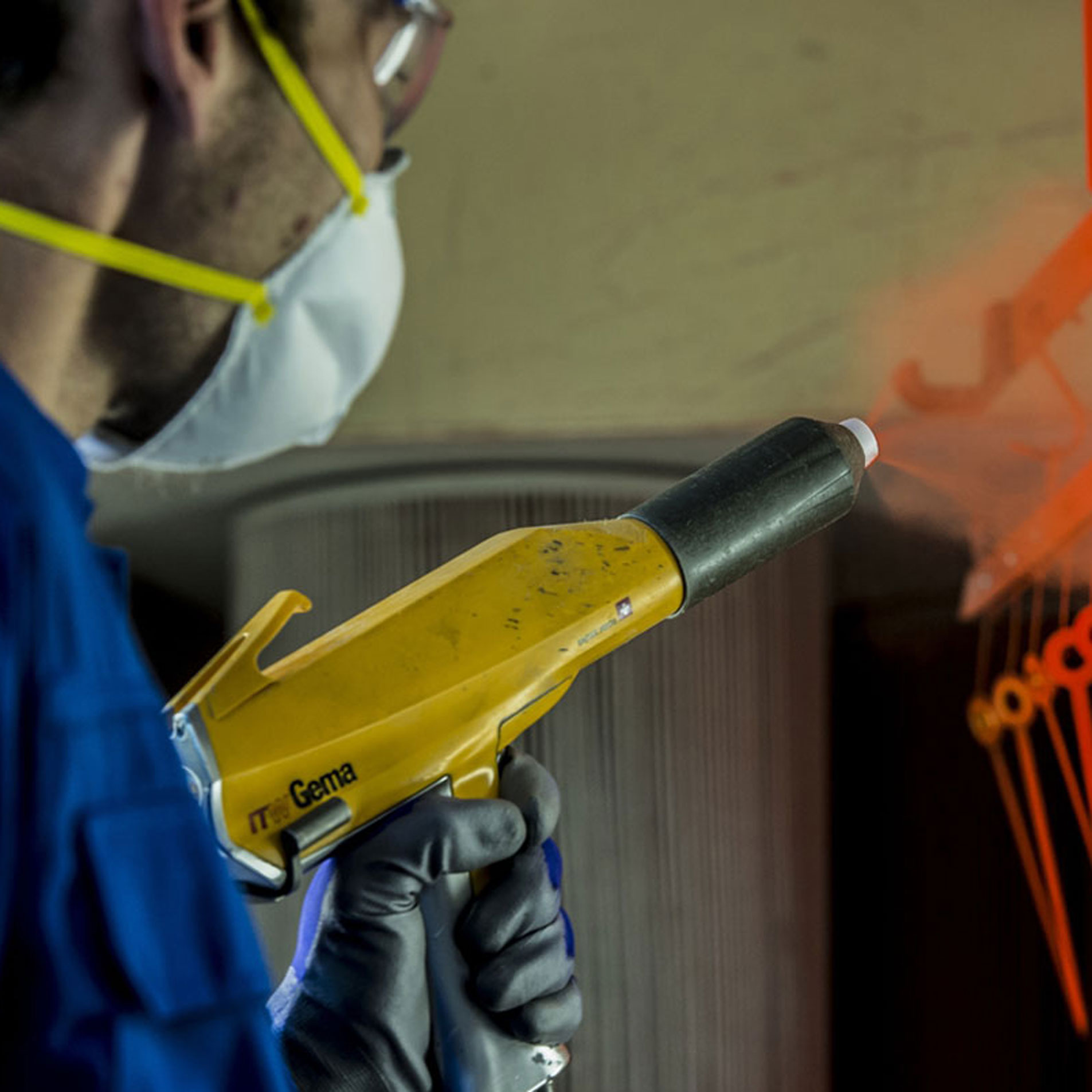 Pulverbeschichtung Ein Klient bei seiner Tätigkeit im Bereich Pulverbeschichtung