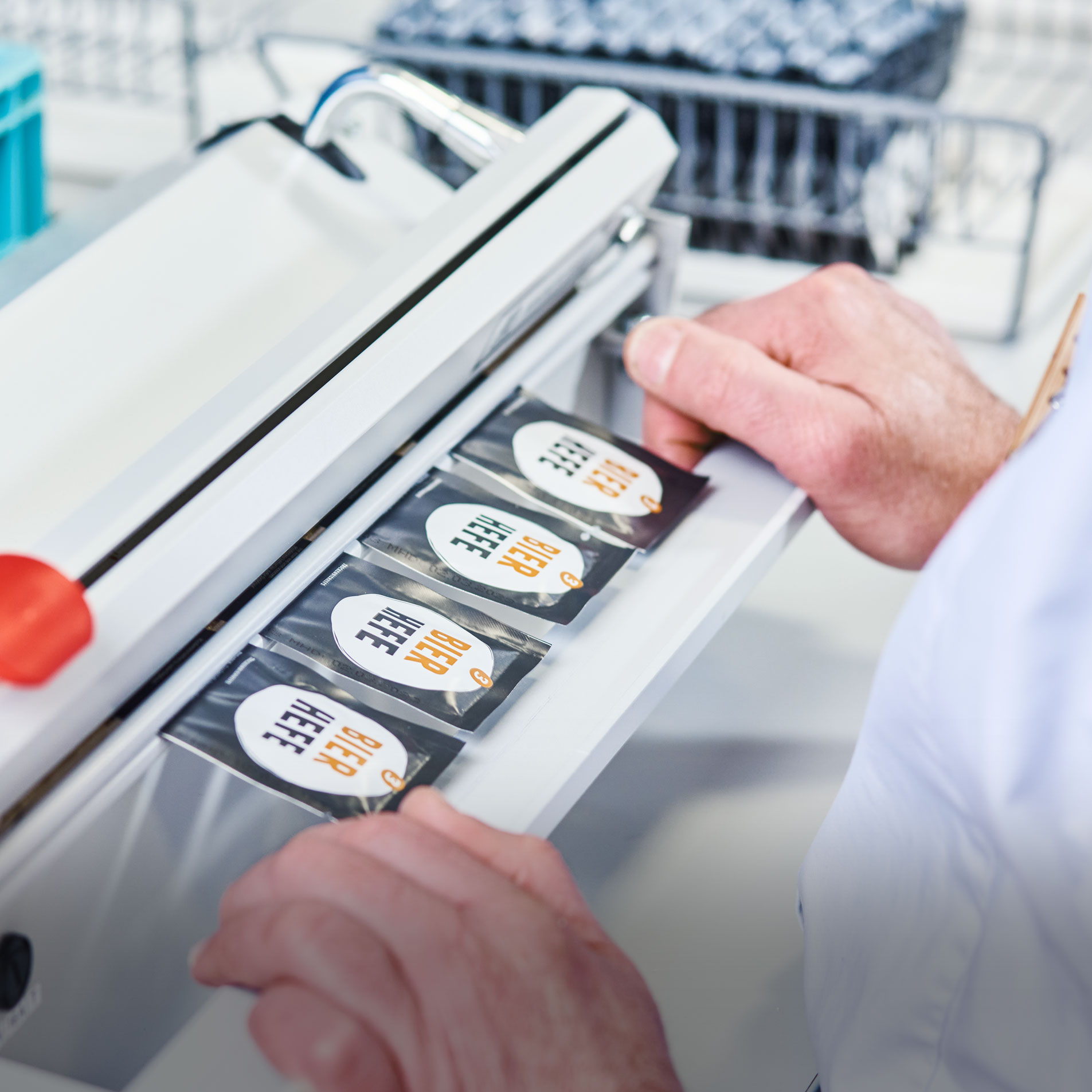 Lebensmittelverpackung Zwei Hände bei der Lebensmittelverpackung