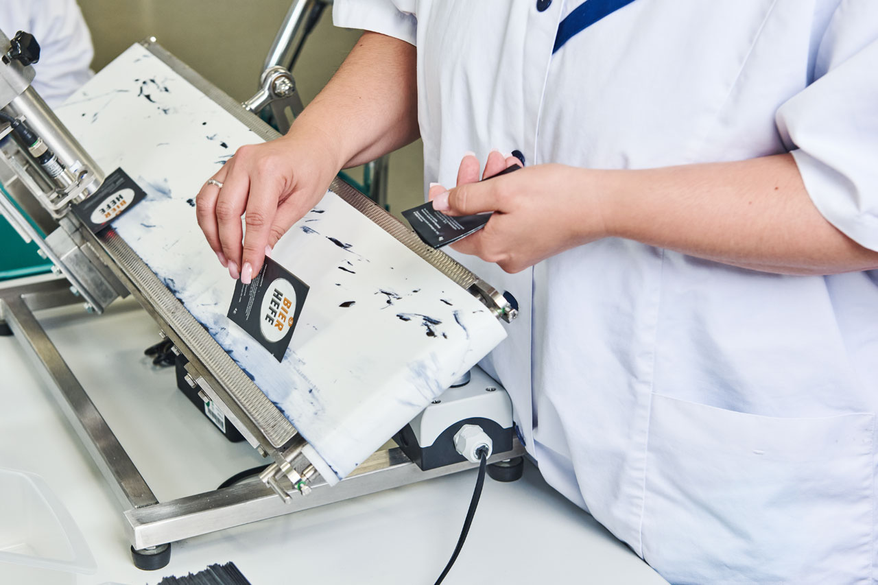 Etikettendruck Eine Klientin beim Etikettendruck