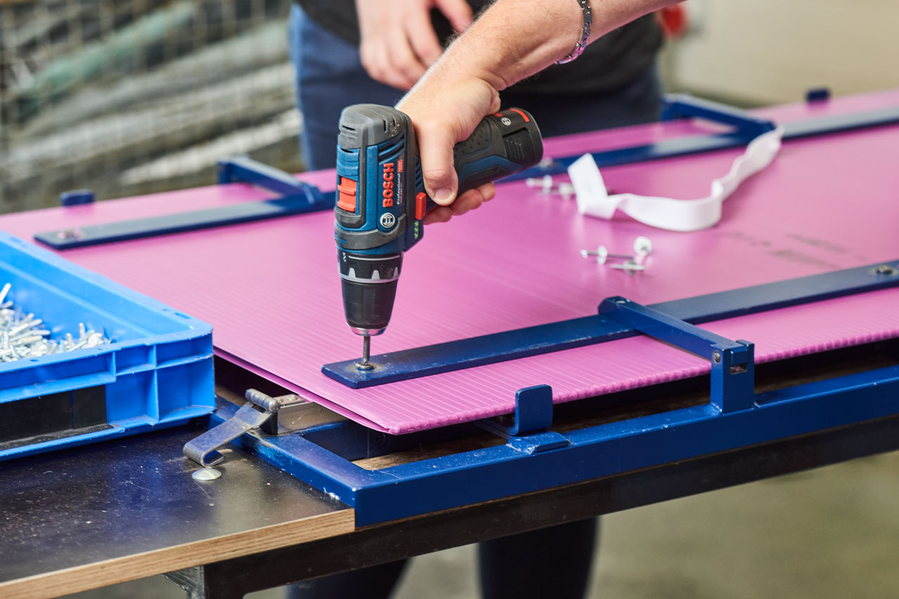 Montage Ein*e Klient*in befestigt eine Schraube