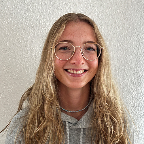 Portraitaufnahmen von Sarah Lurker, Mitarbeiterin im Sozialdienst der Augustinum Werkstätten in Oberschleißheim