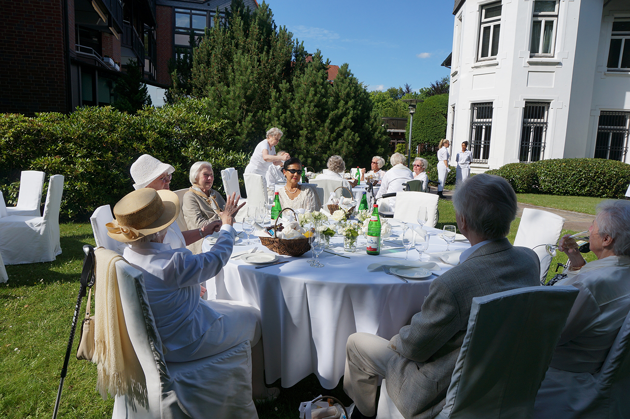 Dinieren unter freiem Himmel, ganz in Weiß: Dîner en Blanc im Garten des Augustinum Aumühle. Dinieren unter freiem Himmel, ganz in Weiß: Dîner en Blanc im Garten des Augustinum Aumühle.