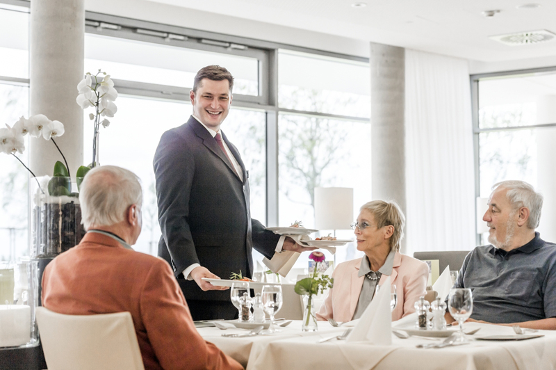 Die Mitarbeiter im Service kennen die Bewohner als „Stammgäste“ und wissen um deren Vorlieben. Die Mitarbeiter im Service kennen die Bewohner als „Stammgäste“ und wissen um deren Vorlieben.